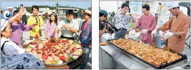 지난해 열렸던 막국수(왼쪽)·닭갈비축제. 춘천을 찾는 관광객들의 입맛을 사로잡을 것으로 기대된다.