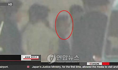 NHK는 27일 오전 9시30분께(현지시각) 중국 지린성 지린시에 있는 한 고급호텔에서 나오는 북한 김정일 국방위원장으로 보이는 인물을 촬영했다고 보도했다.  연합뉴스