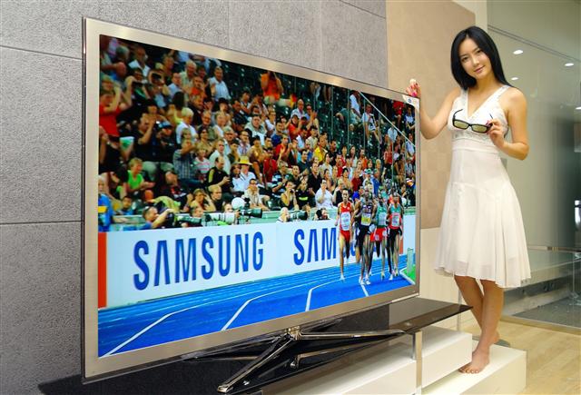 삼성전자의 3D TV가 출시 6개월 만에 판매량 100만대를 넘어선 가운데 31일 홍보도우미가 65인치 ‘풀HD 3D LED TV’를 선보이고 있다. 삼성전자 제공