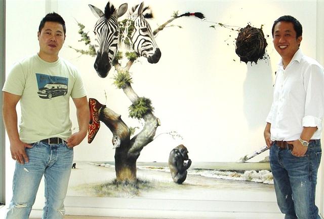 협업으로 완성한 작품 앞에 선 지용호(왼쪽) 작가와 김남표 작가 