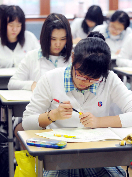 2일 서울 필운동 배화여고에서 고3 수험생들이 올해 수학능력시험 마지막 모의고사 문제를 진지하게 풀고 있다. 안주영기자 jya@seoul.co.kr