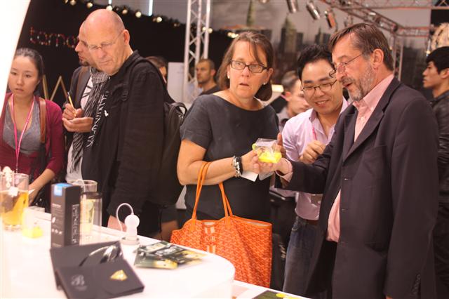 메종 & 오브제 전시장에서 ‘아벨 앤드 파트너스 디자인 스튜디오’의 윤성문(오른쪽 두번째) 사장이 해외 바이어들에게 제품을 설명하고 있다.