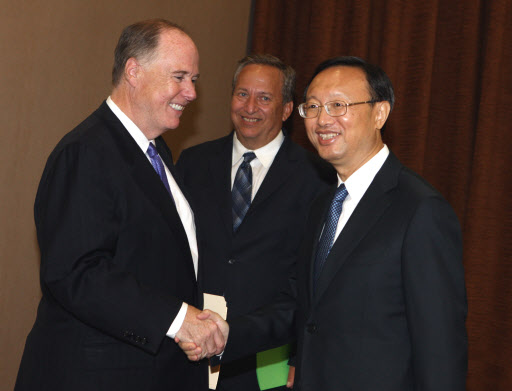 양제츠(오른쪽) 중국 외교부장이 6일 베이징에서 토머스 도닐런(왼쪽) 미국 국가안보 부보좌관과 래리 서머스 백악관 국가경제위원장과 인사를 나누고 있다.  베이징 신화 연합뉴스