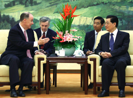 스킨십 늘리는 美·中  후진타오(오른쪽) 중국 국가주석이 8일 베이징 인민대회당에서 토머스 도닐런 미국 국가안보국(NSA) 부보좌관과 대화하고 있다. 베이징 AP 특약