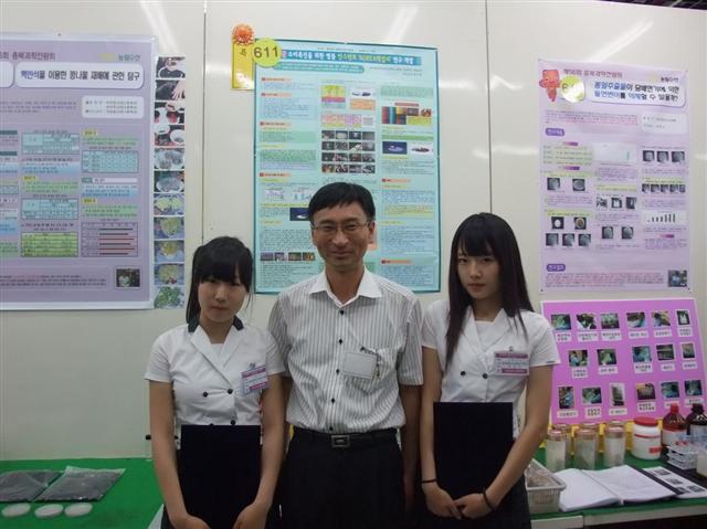 오곡 막걸리를 개발한 윤기영(가운데) 교사와 김보미·박승아(오른쪽) 학생. 예성여고 제공 