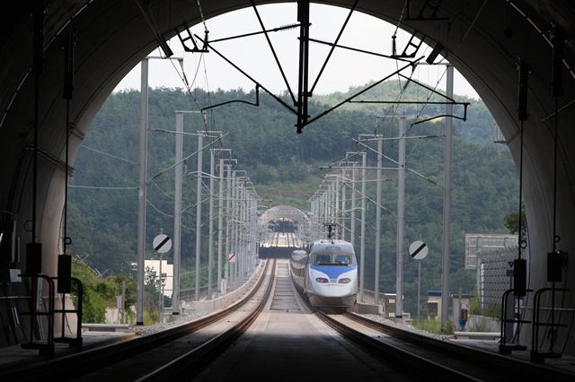 오는 11월 개통 예정인 경부고속철도 2단계 부산~대구구간에서 시험운행 중인 KTX 열차가 9일 언양고가를 달리고 있다. 한국철도시설공단 제공