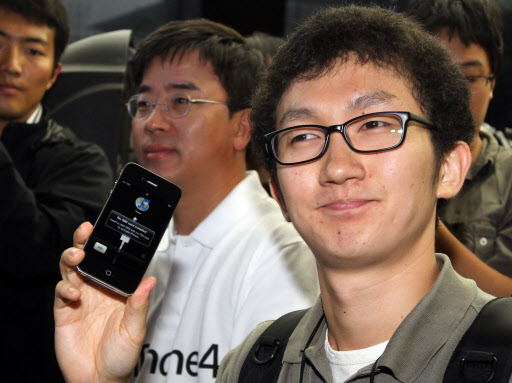 아이폰4가 국내 출시된 10일 서울 광화문 KT사옥 올레스퀘어에서 1번 대기고객인 신현진 씨가 아이폰4를 받고 기뻐하고 있다.  연합뉴스