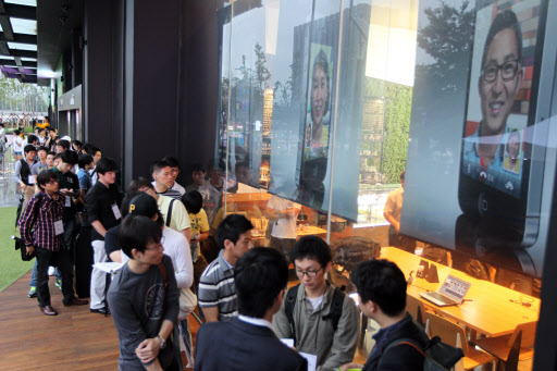 아이폰4가 국내 출시된 10일 서울 광화문 KT사옥 올레스퀘어에서 아이폰4 예약자들이 줄서서 기다리고 있다.   연합뉴스