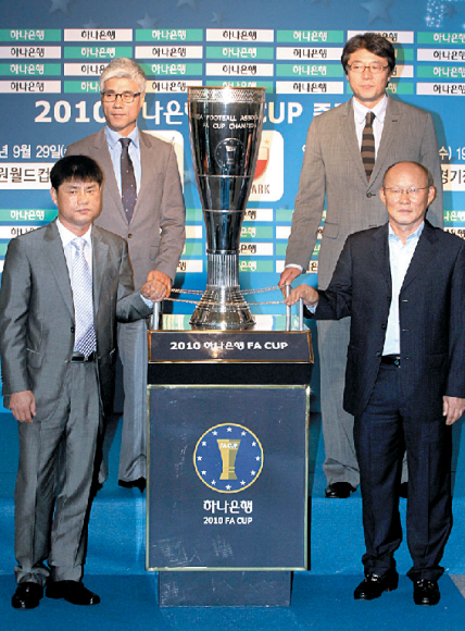 13일 서울 신문로 축구회관에서 열린 하나은행 FA컵 준결승 대진추첨에서 수원 윤성효(왼쪽부터) 감독, 제주 박경훈 감독, 부산 황선홍 감독, 전남 박항서 감독이 우승컵 옆에서 포즈를 취하고 있다. 연합뉴스