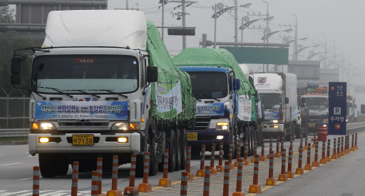 지난해 9월 대북 쌀 지원 차량들이 경기 파주 도라산 남북출입사무소로 들어서고 있는 모습  연합뉴스