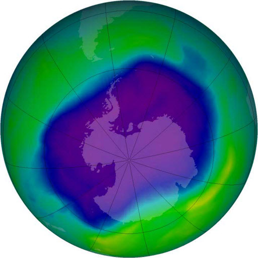 지난 2006년 미 항공우주국(NASA)의 오로라 위성이 포착한 남극 상공의 오존층 이미지. 푸른색과 자주색은 오존층이 희박한 곳이다.  NASA