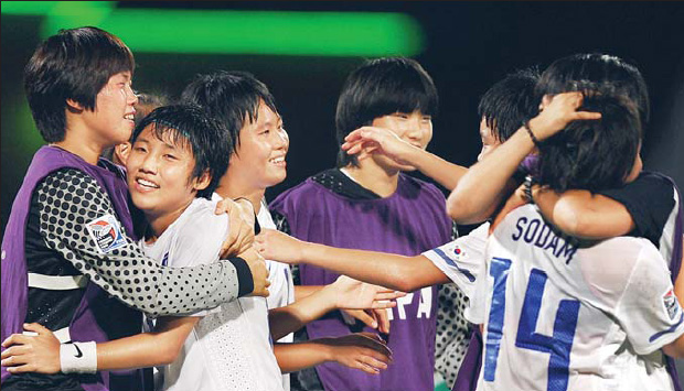 여민지(왼쪽 두 번째) 등 17세 이하 여자월드컵 대표팀 선수들이 17일 8강전에서 나이지리아를 제치고 4강에 오른 뒤 서로 얼싸안으며 기뻐하고 있다. 마라벨라 게티 이미지