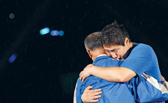 양준혁(오른쪽)이 19일 은퇴행사에서 유니폼을 반납한 뒤 김재하 단장을 포옹하며 울먹이고 있다.  대구 연합뉴스