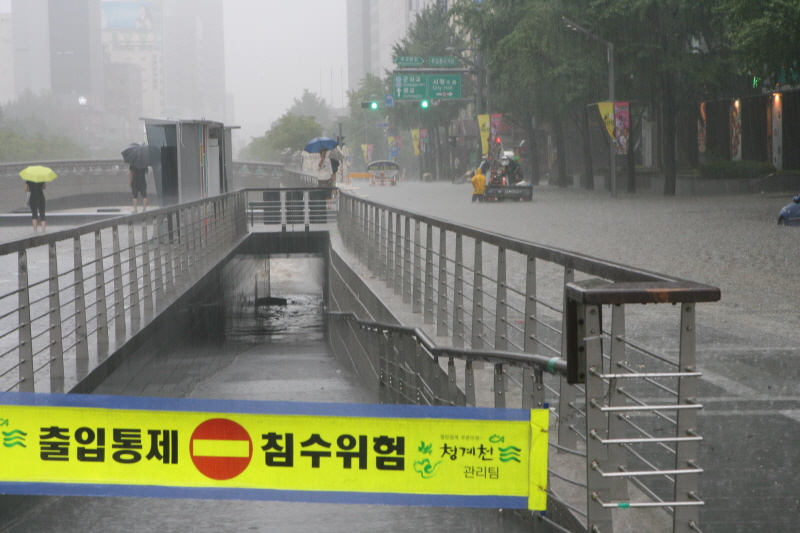 21일 서울에 기습폭우로물이 불어나 청계천 산책로가 통행금지됐다. 서울신문 최영훈기자 taiji@seoul.co.kr