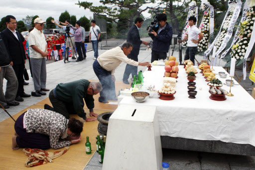 (파주=연합뉴스) 이유미 기자 = 추석인 22일 고향을 북한에 둔 실향민들이 경기 파주시 임진각 망배단에서 합동차례를 지내고 있다.