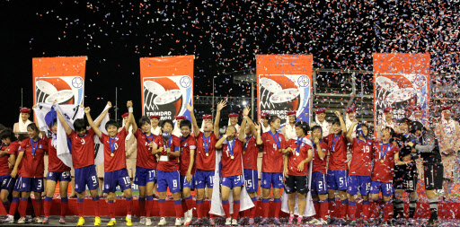 시상대 위에선 태극소녀들 국제축구연맹(FIFA) U-17 여자월드컵에서 우승을 차지한 태극소녀들이 시상대 위에서 기뻐하고 있다.  포트오브스페인(트리니다드토바고)=연합뉴스