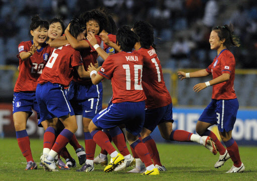 1:0 이정은 중거리 선제골 17세 이하 여자축구대표팀 이정은(왼쪽 세 번째)이 26일 트리니다드토바고에서 열린 FIFA 여자월드컵 일본과의 결승전에서 전반 6분 첫 골을 넣은 뒤 동료들과 얼싸안고 있다.