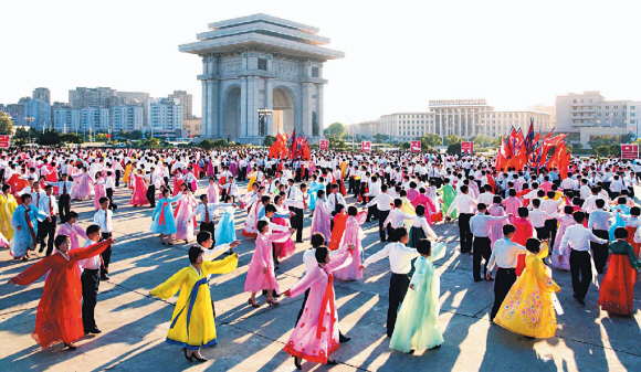 북한 노동당 대표자회가 열린 28일 평양 개선문광장에서 김정일 국방위원장의 당 총비서 재추대를 축하하는 학생들의 공연이 펼쳐지고 있다.  AP특약