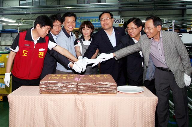 이영하(왼쪽 다섯 번째) LG전자 HA사업본부장 등 임직원들과 협력업체 ‘이코리아’ 직원들이 상생협력을 다짐하며 함께 기념떡을 자르고 있다. LG그룹 제공