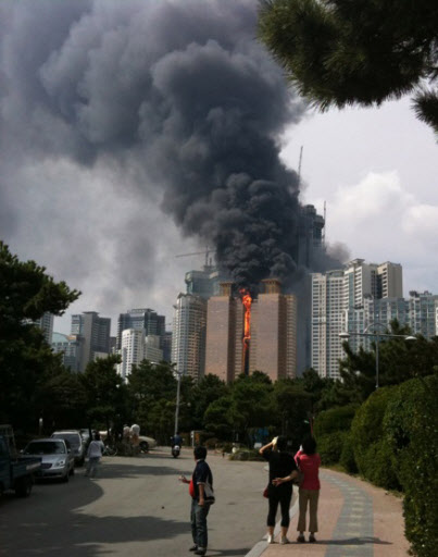 1일 부산 해운대구 우동 마린시티내 주거용 오피스텔인 우신골드스위트에서 불이나 연기와 함께 불길이 치솟고 있다.  @Kyubom님이 트위터에 올린 사진