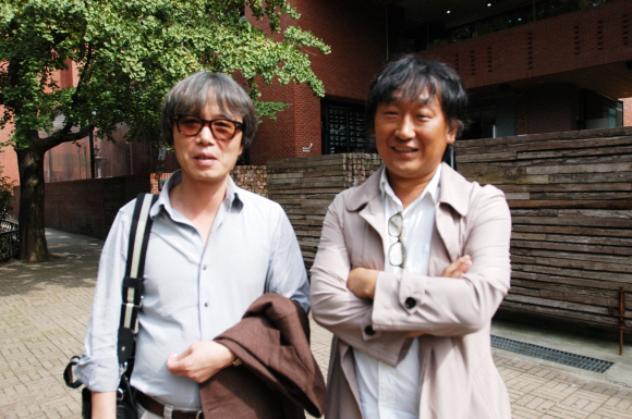 2011년 베니스비엔날레 한국관 커미셔너 윤재갑(왼쪽)씨와 한국관 선정 작가 이용백씨. 