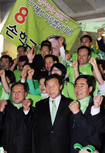 3일 오후 인천 문학경기장에서 열린 민주당 전당대회에서 당 대표로 선출된 손학규 후보가 지지자들과 함께 파이팅을 외치고 있다.  도준석기자 pado@seoul.co.kr