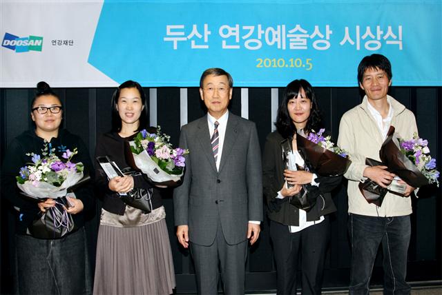 박용현(가운데) 두산 회장이 5일 서울 종로5가 두산아트센터에서 열린 제1회 연강예술상에서 수상자들과 함께 기념 촬영을 하고 있다. 두산그룹 제공