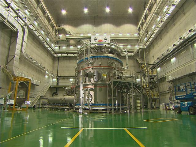 핵융합에너지 개발을 위해 건설된 차세대 초전도 핵융합 연구 장치 K스타.  EBS 제공