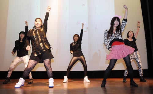 6일 서울 대현동 이화여대에서 열린 한국어말하기대회에서 일본·중국·태국 등에서 온 외국인 대학생들로 구성된 댄스 동아리 ‘이화댄싱퀸’ 멤버들이 한국 걸그룹의 노래를 춤과 함께 선보이고 있다. 정연호기자 tpgod@seoul.co.kr