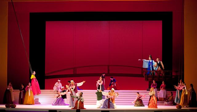 오페라 ‘춘향 2010’에서 박애리·이광복이 열창하고 있다.