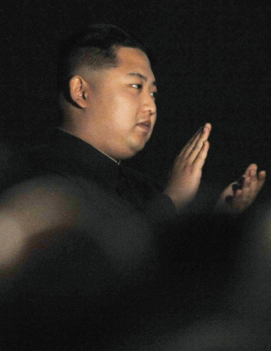 북한 김정일 국방위원장의 후계자 김정은이 9일 평양에서 열린 노동당 창건65주년 경축 매스게임을 지켜보며 박수를 치고 있다. 연합뉴스