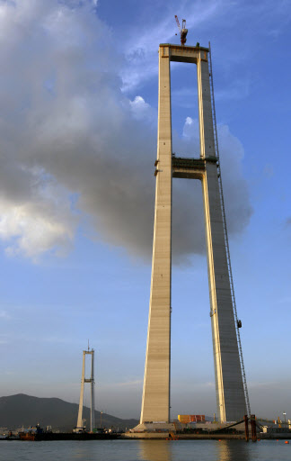 2012년 개통되는 현수교 ‘이순신대교’의 주탑이 10일 완공돼 위용을 뽐내고 있다. 주탑의 높이는 270m로 세계 최고이다. 여수 연합뉴스