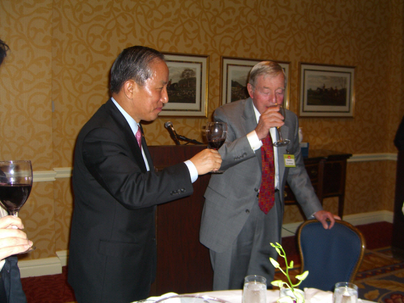 김태영(왼쪽) 국방장관이 8일 미국 펜타곤 인근 호텔에서 열린 리셉션에서 로버트 세네월드 전 주한미군사령관과 건배를 하고 있다. 