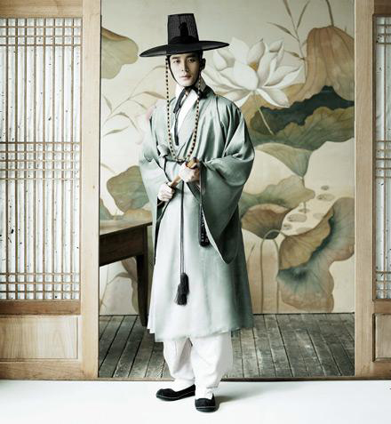 전통한복을 충실히 살려내는 한복디자이너 김영석씨의 작품.