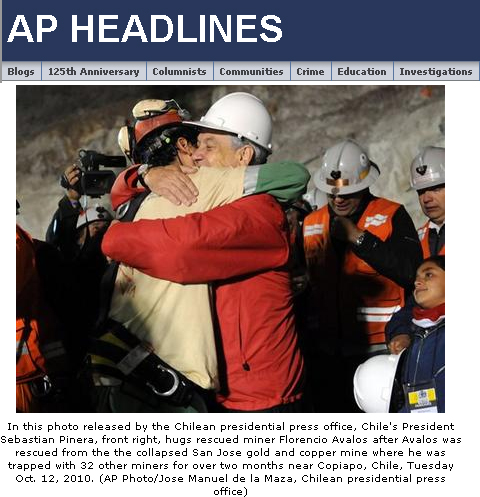 12일 칠레 북부 산호세 광산에서 매몰됐다 처음으로 구조된 플로렌시오 아발로스가 구조 직후 세바스티안 피녜라 칠레 대통령을 껴안고 있다. AP캡처