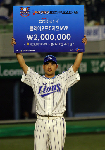 5차전 MVP 장원삼 13일 오후 대구 시민운동장에서 열린 2010 프로야구 플레이오프 5차전 삼성과 두산 경기. 경기 MVP로 선정된 장원삼이 포즈를 취하고 있다. 대구=연합뉴스