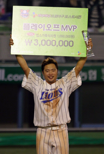 플레이오프 MVP 박한이 13일 오후 대구 시민운동장에서 열린 2010 프로야구 플레이오프 5차전 삼성과 두산 경기. 플레이오프 MVP로 선정된 박한이가 포즈를 취하고 있다.  대구=연합뉴스