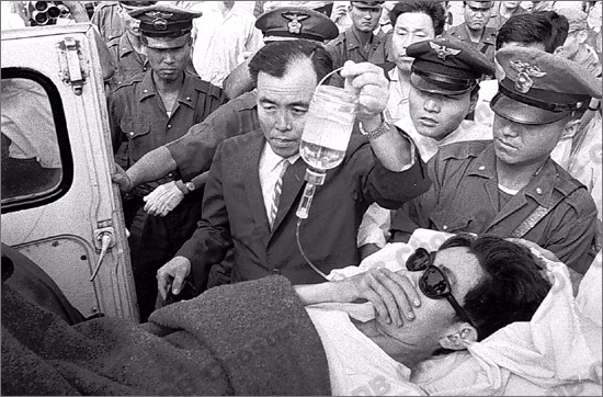 1967년 충남 청양군 구봉광산 붕괴 사고 당시 매몰됐던 양창선씨가 16일 만에 구조된 뒤 구급차에 옮겨지는 모습.  서울신문 포토라이브러리