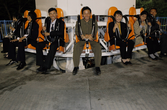 짜릿합네다~  지난 11일 평양시민들이 야간 개장한 놀이공원에서 ‘급강하탑’(자이로드롭)에 앉아 즐거워하고 있다.  평양 AP 연합뉴스