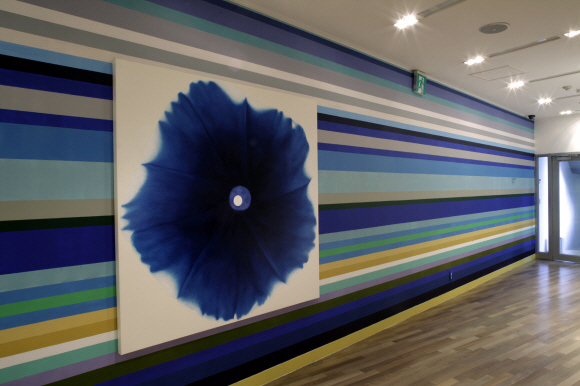 전시장 벽면 전체를 푸른색으로 장식한 고낙범의 ‘풍경’.