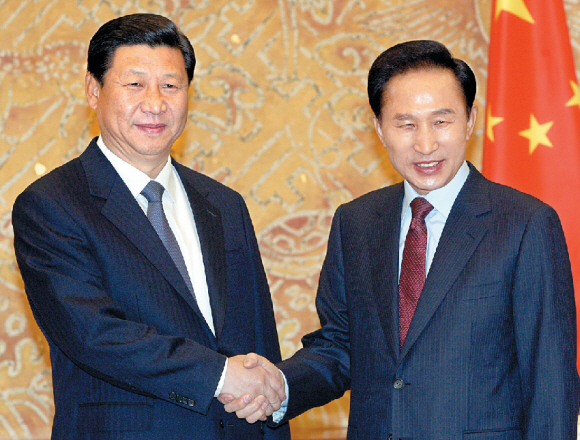 이명박(오른쪽) 대통령이 지난해 12월 청와대에서 시진핑 중국 국가부주석과 악수하고 있다. 서울신문 포토라이브러리