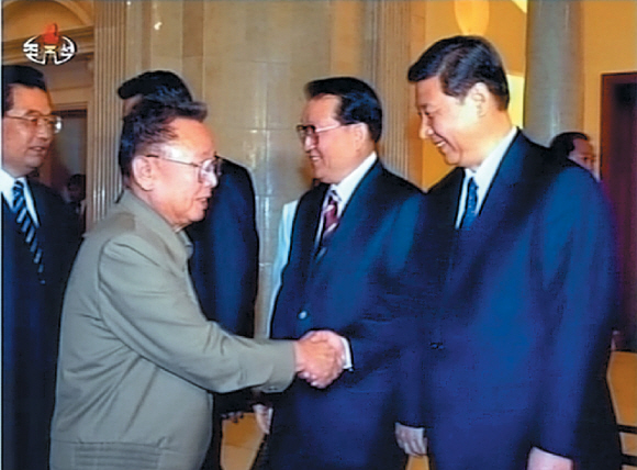 지난 5월 중국 베이징 인민대회당에서 북한 김정일(왼쪽) 국방위원장과 악수하고 있는 시진핑 중국 국가부주석. 연합뉴스
