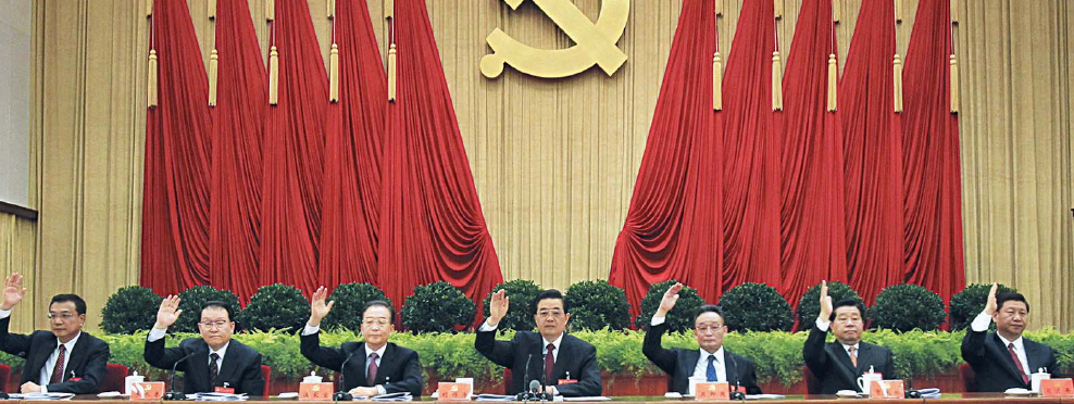 중국 새시대로  베이징에서 나흘간 진행된 중국 공산당 제17기 중앙위원회 제5차 전체회의(17기 5중전회)가 18일 시진핑(오른쪽) 국가부주석을 당 중앙군사위 부주석으로 선출하고 폐막했다. 후진타오(가운데) 주석에 이어 2인자 자리를 굳힌 시 부주석은 2012년 제18기 당대표대회에서 당 총서기직에 오르게 된다.  베이징 신화 연합
