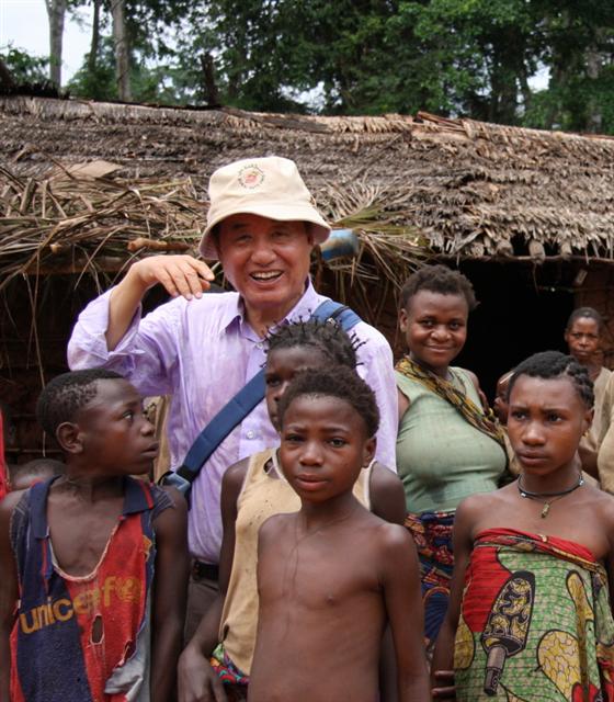 이해욱 전 KT 사장이 2006년 아프리카 가나를 여행하던 중 현지인들과 사진을 찍고 있다. KT동우회 제공
