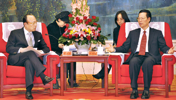 20일(현지시간) 중국 톈진에서 열린 제6차 ‘한·중 재계회의’에 한국대표로 참석한 김승연(왼쪽) 한화그룹 회장이 차기 중국공산당 상무위원으로 유력한 장가오리 톈진시 서기와 환담하고 있다. 전경련 제공