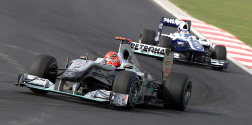 22일 영암 인터내셔널 서킷에서 열린 2010 F1 코리아 그랑프리 연습주행에서 메르세데스 미하엘 슈마허가 코너에 진입하고 있다.  연합뉴스