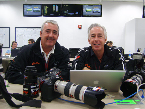F1사진 전문 서튼 형제  30년간 F1 사진을 전문적으로 찍어온 ‘서튼 이미지’의 키스(오른쪽), 마크 서튼 형제가 전남 영암군 코리아 인터내셔널 서킷 미디어센터에서 포즈를 취하고 있다. 영암=연합뉴스