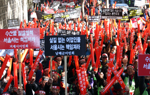 25일 서울시청 서소문 별관 앞에서 열린 ‘중금속 낙지’발표 어민 항의시위에서 목포, 영암 등 관계지역 어민들이 구호를 외치며 서울시의 사과를 요구하고 있다. 연합뉴스