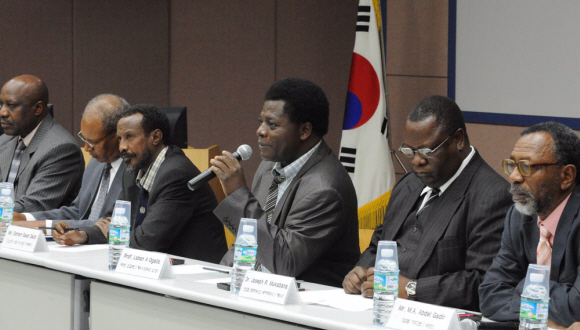 25일 기상청에서 열린 ‘한-아프리카 기상협력발전 고위정책 국제워크숍’에서 케냐, 수단, 우간다 등 동아프리카 지역 기상청장들이 기자회견을 하고 있다. 이종원 선임기자 jongwon@seoul.co.kr