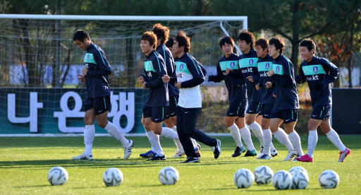 금빛 담금질  올림픽 축구 대표팀 선수들이 28일 파주 NFC(대표팀 훈련센터)에서 재소집돼 가벼운 러닝으로 몸을 풀고 있다. 연합뉴스